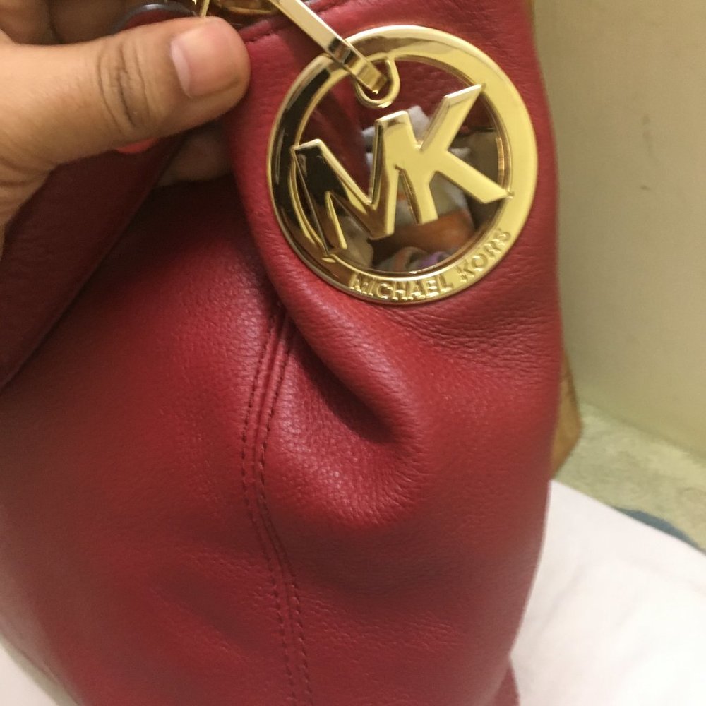 Authentic Michael Kors Medium Slouchy Cherry Leather Shoulder Bag - Picture 3 of 15